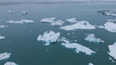 Luftaufnahme-Von-Eisbergen-In-Der-Gletscherlagune-Jökulsarlon-In-Island