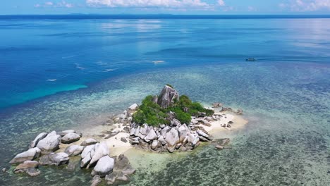 Antenne-Einer-Abgelegenen-Insel-In-Tropischen-Gewässern-Mit-Felsigem-Strand-In-Belitung-Indonesien