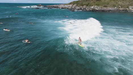 Mujer-Surfista-Montando-Una-Ola-épica-En-Maui,-Hawaii,-Estados-Unidos