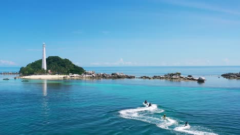 Zoom-Aéreo-Fuera-De-Los-Turistas-En-Motos-Acuáticas-En-La-Isla-Lengkuas-En-Belitung-Indonesia-En-Un-Día-Soleado