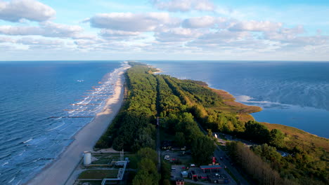 Vuelo-Aéreo-A-Lo-Largo-De-La-Playa-Costera-Wladyslawowo-En-La-Provincia-De-Pomerania