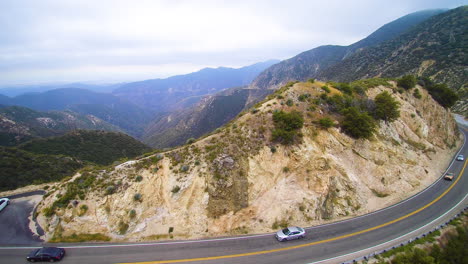 Carretera-De-Imágenes-De-Drones-En-El-Bosque-Nacional-De-Angeles-Con-Autos-En-El-Sur-De-California