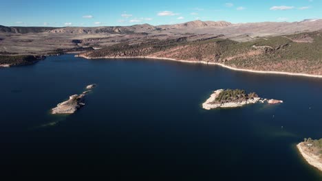 Luftaufnahme-Von-Felsigen-Inseln-Im-Wasserreservoir-Der-Flammenden-Schlucht-Utah-Wyoming-Grenze-Usa,-Erholungsgebiet-An-Einem-Sonnigen-Tag,-Drohne-Geschossen