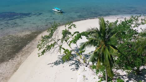 Antena-De-Barco-Tradicional-Indonesio-Anclado-En-Una-Isla-Remota-En-Belitung