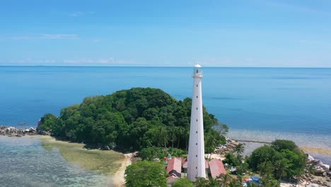 Antenne-Des-Weißen-Leuchtturms-Auf-Der-Abgelegenen-Insel-Lengkuas-Mit-Touristen-Im-Tropischen-Blauen-Wasser-Von-Belitung-Indonesien