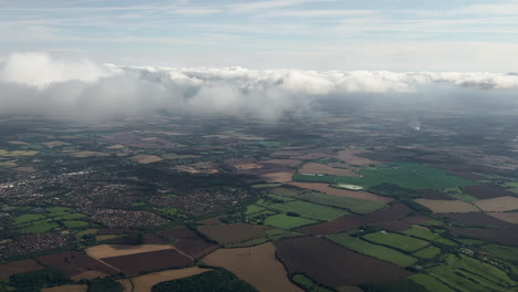 Luftaufnahme-Von-Wolken-über-Einer-Malerischen-Landschaft-Mit-Feldern-Und-Wäldern