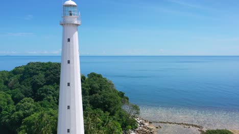 Antenne-Des-Weißen-Leuchtturms-Auf-Einer-Abgelegenen-Tropischen-Insel-In-Belitung-Indonesien-An-Einem-Sonnigen-Sommertag