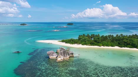 Paisaje-Aéreo-De-Isla-Tropical-En-Aguas-Turquesas-Remotas-De-Belitung-Indonesia