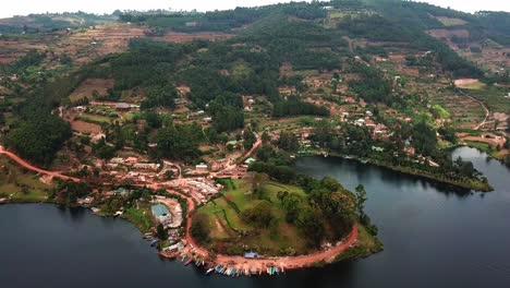Panoramablick-Auf-Das-Idyllische-Dorf-Rutinda-Am-Seeufer-Von-Bunyonyi-Im-Westen-Ugandas