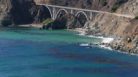 Bridge-and-the-US-Highway-1,-calm,-sunny-day-at-the-Big-sur-coastline-in-California,-USA