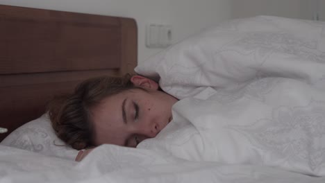 Seitenansicht-Des-Schlafenden-Mädchens-Im-Bett,-Morgenlicht,-Gesicht-Oder-Kopf-In-Nahaufnahme