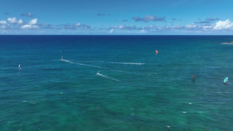 Windsurfing-and-kitesurfing-paradise-in-Maui,-Hawaii,-USA