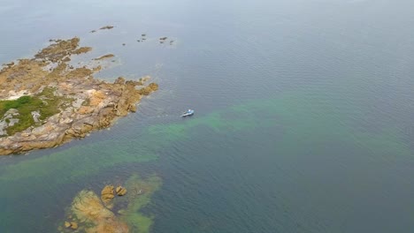 Barco-De-Pesca-Saliendo-Al-Mar-Más-Allá-De-Afloramiento-Rocoso-En-Galicia
