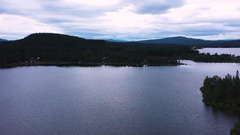 Una-Vista-Aérea-De-Un-Lago-Sueco-Jukkasjärvi-En-Verano-Cerca-Del-Campamento-De-Aurora-Kurravaara
