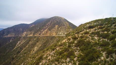 Drone-Panoramización-Montañas-Del-Sur-De-California-En-El-Bosque-Nacional-Angeles