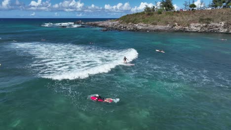 Schöne-Surferin-Fängt-Eine-Welle-Am-Strand-Von-Ho&#39;okipa-In-Maui,-Hawaii