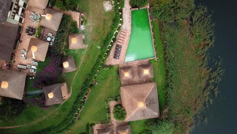 Blick-Von-Oben-Auf-Den-Pool-Im-Birdnest-Resort-In-Lake-Bunyonyi,-Uganda---Drohnenaufnahme