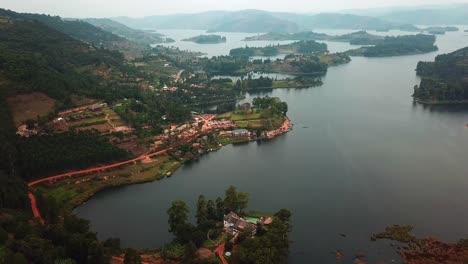 Vista-Aérea-Del-Lago-Bunyonyi-Con-Resorts-Isleños-En-Kabale,-Suroeste-De-Uganda