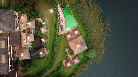 Vista-Superior-Del-Resort-De-Nido-De-Pájaros-De-Lujo-En-La-Orilla-Del-Lago-Bunyonyi-En-Kabale,-Uganda