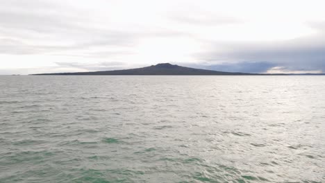 Schlussszene-Der-Insel-Rangitoto-Unter-Schweren-Morgenwolken