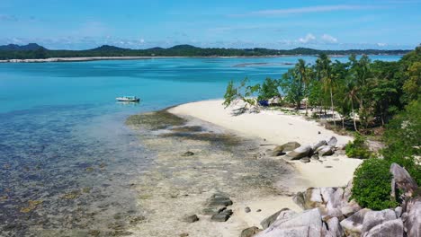 Antena-Playa-De-Arena-Blanca-Isla-Tropical-En-Indonesia