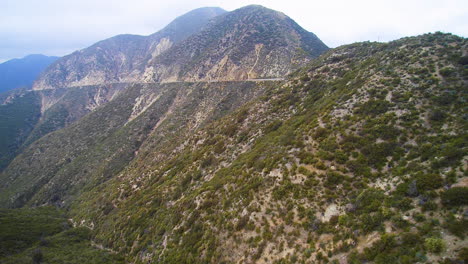 Absteigende-Drohne-Schießt-Berge-Von-Angeles-National-Forest-Südkalifornien
