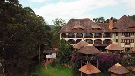 Fachada-Exterior-De-Lujosa-Cabaña-En-Birdnest-Resort-En-Kabale,-Lago-Bunyonyi,-Uganda