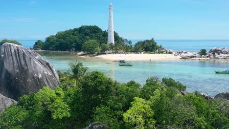 Luftpanorama-Der-Insel-Lengkuas-In-Belitung-Indonesien-Mit-Wunderschönem-Weißen-Leuchtturm