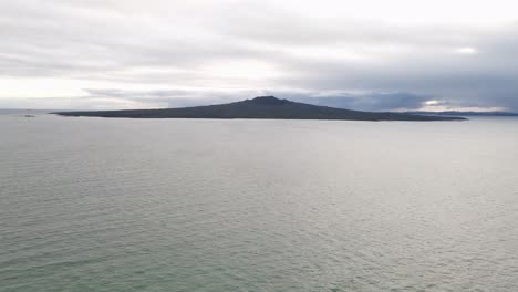 Wide-angle-aerial-view-of-stunning-Rangitoto-Island,-a-dormant-volcano-off-New-Zealand's-east-coast