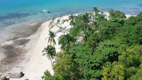 Antenne-Des-Leeren-Weißen-Sandstrandes-Und-Des-Bootes-Verankert-Auf-Tropischer-Insel-In-Belitung-Indonesien
