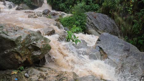 Wasser,-Das-Während-Des-Regens-Eines-Taifuns-über-Die-Felsen-Eines-Wasserfalls-In-Den-Hügeln-Von-Nepal-Tobt