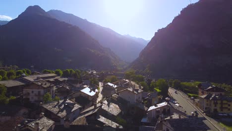 Pueblo-De-Los-Alpes-Italianos-En-Un-Día-Soleado,-Vista-Aérea-De-Drones-Con-Movimiento-Correcto