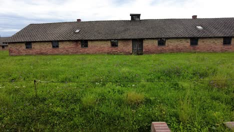 Alte-Kaserne-An-Der-Gedenkstätte-Und-Museum-Auschwitz-Ii-birkenau-In-Polen