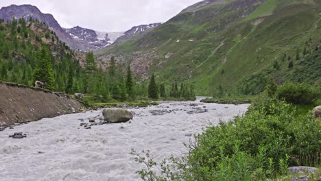 Malerische-Landschaft-Mit-Einem-Schnellen-Berggletscherfluss,-Der-Zwischen-Felssteinen-Fließt,-Erstaunliches-Naturdenkmal,-Kaunertall,-Tirol