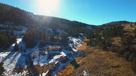 Aufsteigende-Drohnenaufnahmen-Von-Schneebedeckten-Bergen-In-Colorado-In-Der-Nähe-Der-Innenstadt