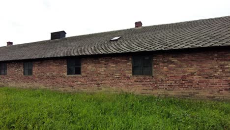 Vista-Exterior-De-Un-Antiguo-Cuartel-En-El-Campo-De-Concentración-De-Auschwitz-En-Polonia