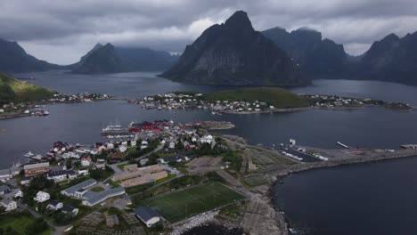 Sakrisoy-,-Olenilsoya--Und-Hamnoy-Inseln-Vor-Dem-Reinefjorden-Fjord-Und-Steilen-Bergklippen-In-Der-Gemeinde-Moskenes-In-Der-Provinz-Nordland-In-Norwegen---Side-Dolly