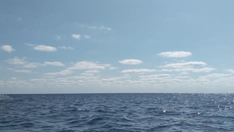 Kleines-Privates-Luzzu-boot-Mit-Menschen-In-Schwimmwesten,-Die-An-Einem-Schönen-Sonnigen-Tag-Im-Wunderschönen-Blauen-Offenen-Mittelmeer-Mit-Ruhigen-Wellen-Und-Malerischem-Panoramablick-Reisen