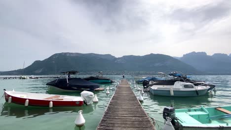 Caminando-En-El-Embarcadero-Con-Barcos-Amarrados-En-El-Lago-De-Annecy-En-Annecy,-Francia