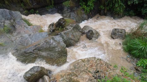 Agua-Que-Se-Precipita-Sobre-Las-Rocas-De-Una-Cascada-En-Las-Colinas-De-Nepal-Durante-La-Lluvia-De-Un-Tifón