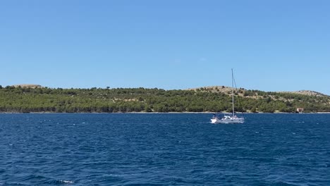 Blick-Vom-Boot-Auf-Die-Yacht-Und-Die-Küste,-Kroatien