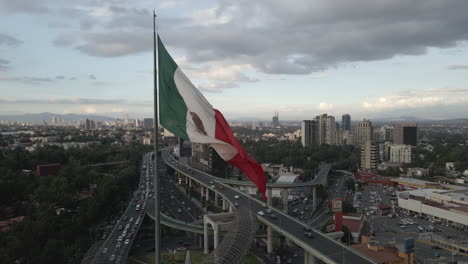 Vista-De-ángulo-Alta-De-La-Bandera-De-México-En-La-Ciudad-De-México