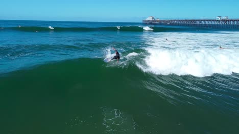 Surfer-Rastet-Am-Oceanside-Pier-Ein