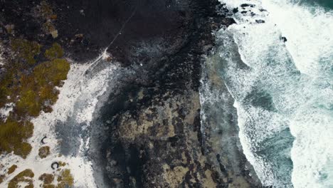 Luftaufnahme-Des-Schwarzen-Sandstrandes-Und-Der-Türkisfarbenen-Ozeanwellen