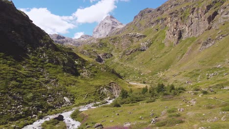 Italienisches-Alpental,-Schuss-Aus-Der-Luftaufnahme-An-Einem-Sonnigen-Tag-Am-Ende-Des-Sommers