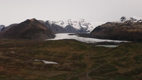 Imágenes-Aéreas-De-Drones-Del-Glaciar-En-Islandia-Con-Montañas,-Nieve-Y-Rocas