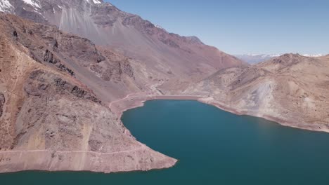 Represa-El-Yeso-Por-La-Montaña-De-Los-Andes-En-Verano-En-Santiago,-Chile