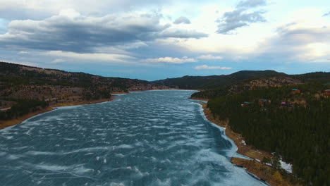 Luftaufnahmen-Des-Gefrorenen-Barker-Wiesen-Reservoirs-Im-Niederländischen-Colorado
