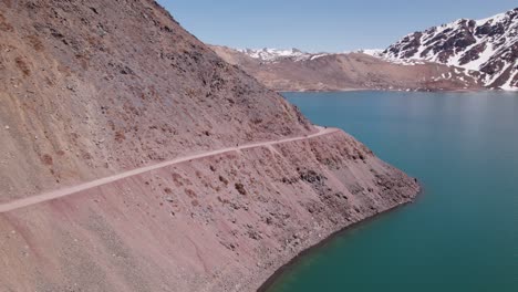 Gente-Caminando-En-El-Camino-Embalse-El-Yeso-Durante-El-Día-En-Chile