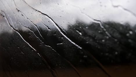 Regentropfen,-Die-Das-Fenster-Des-Zuges-Treffen-Und-Verschieben